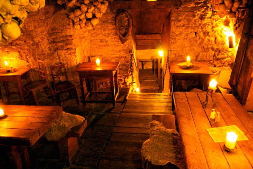 Средневековый антураж в корчме в Детенице Фото достопримечательностей Чехии: Средневековый антураж в корчме в Детенице