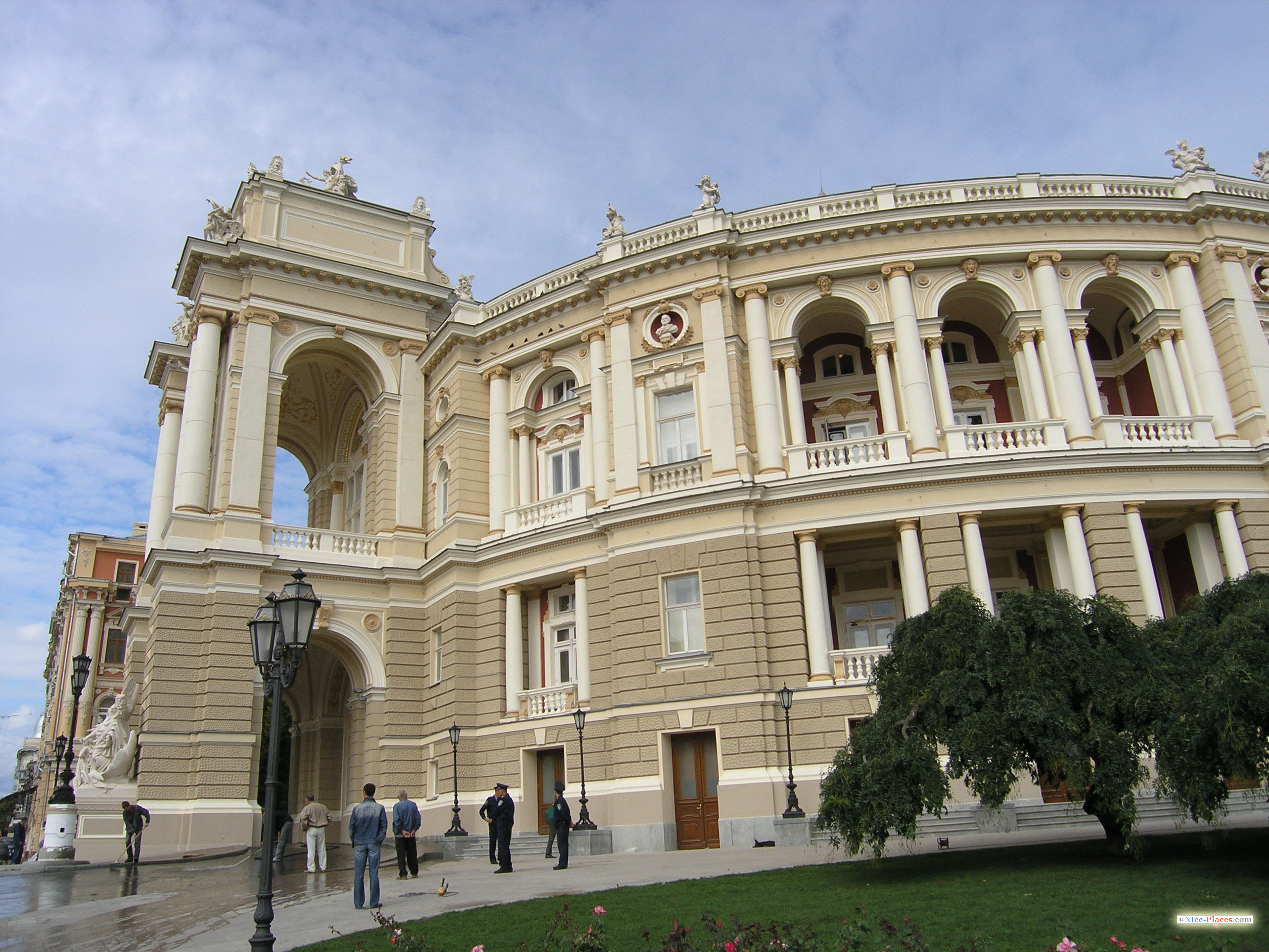 Оперный - вид сбоку Фото достопримечательностей Одессы и Одесской области: Оперный - вид сбоку