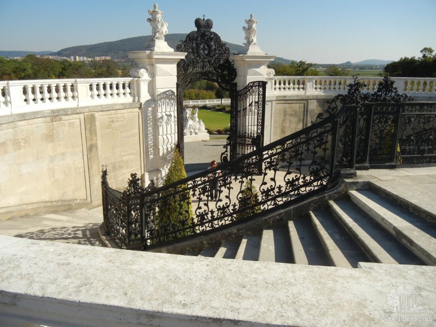 Лестница с верхних ярусов замкового парка Schloss Hof. Фото достопримечательностей Австрии: Лестница с верхних ярусов замкового парка Schloss Hof.