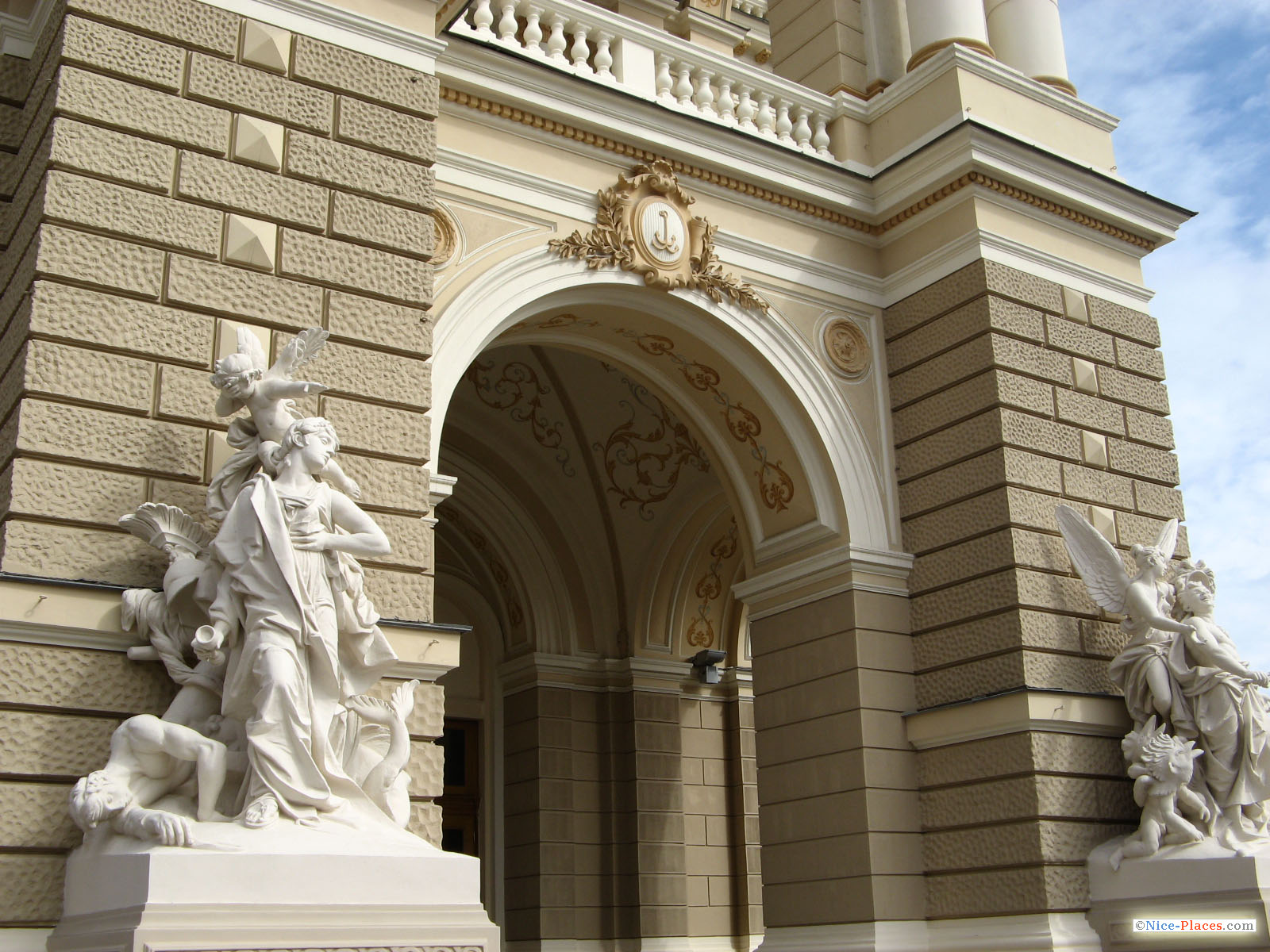 Арка центрального входа Фото достопримечательностей Одессы и Одесской области: Арка центрального входа