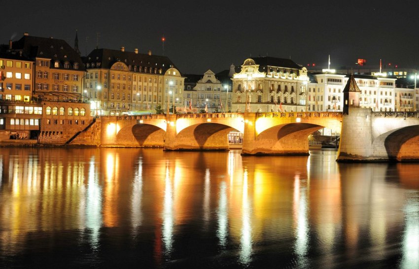 Базель в вечерних огнях Фото достопримечательностей Швейцарии: Базель в вечерних огнях