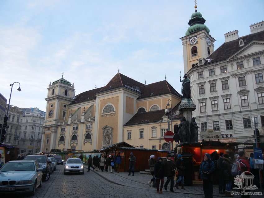 Шотландский монастырь и ярмарка на площади Фрайунг Фото достопримечательностей Вены: Шотландский монастырь и ярмарка на площади Фрайунг