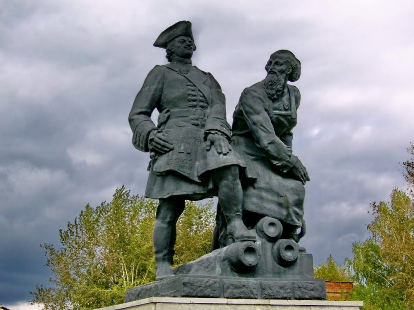 Памятник Петру I и Демидову в Невьянске Фото достопримечательностей Урала: Памятник Петру I и Демидову в Невьянске