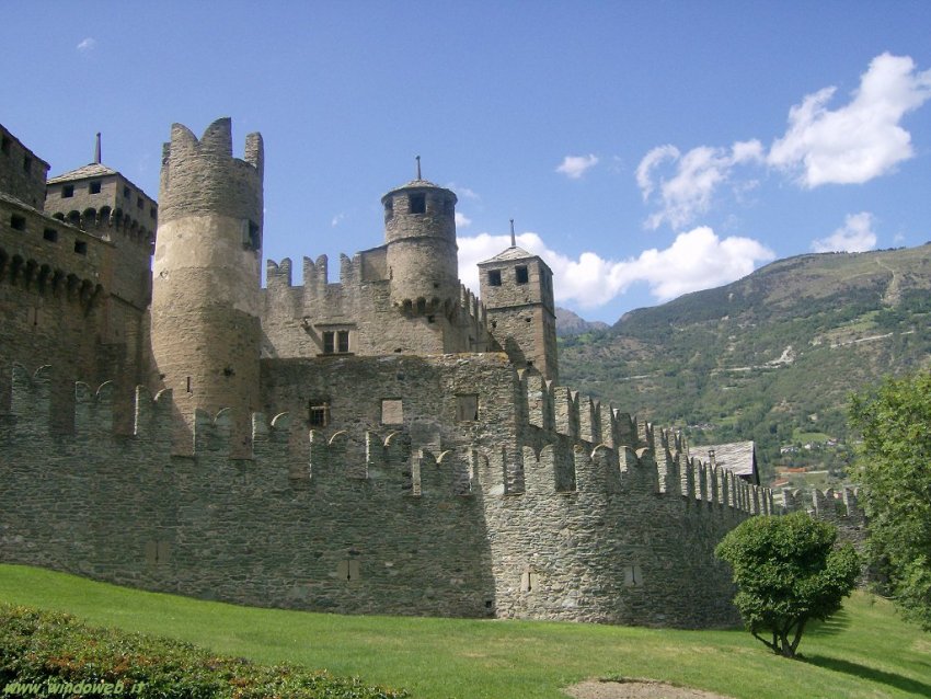 Замок Фенис (Castello di Fenis) в провинции Валле д'Аоста Фото достопримечательностей Италии: Замок Фенис (Castello di Fenis) в провинции Валле д'Аоста