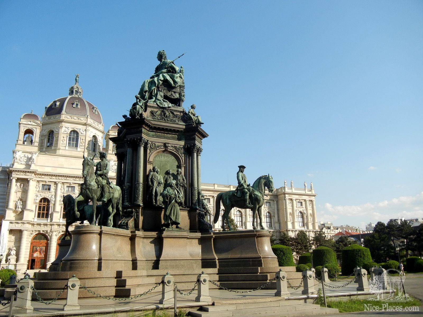 Грандиозная скульптурная композиция во главе с Марией Терезией Фото достопримечательностей Вены: Грандиозная скульптурная композиция во главе с Марией Терезией