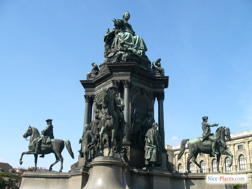 Скульптурная композиция с Марией Терезией на вершине Фото достопримечательностей Вены: Скульптурная композиция с Марией Терезией на вершине