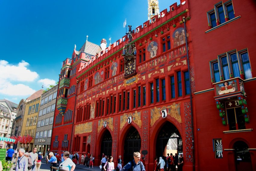 Знаменитая базельская ратуша Фото достопримечательностей Швейцарии: Знаменитая базельская ратуша