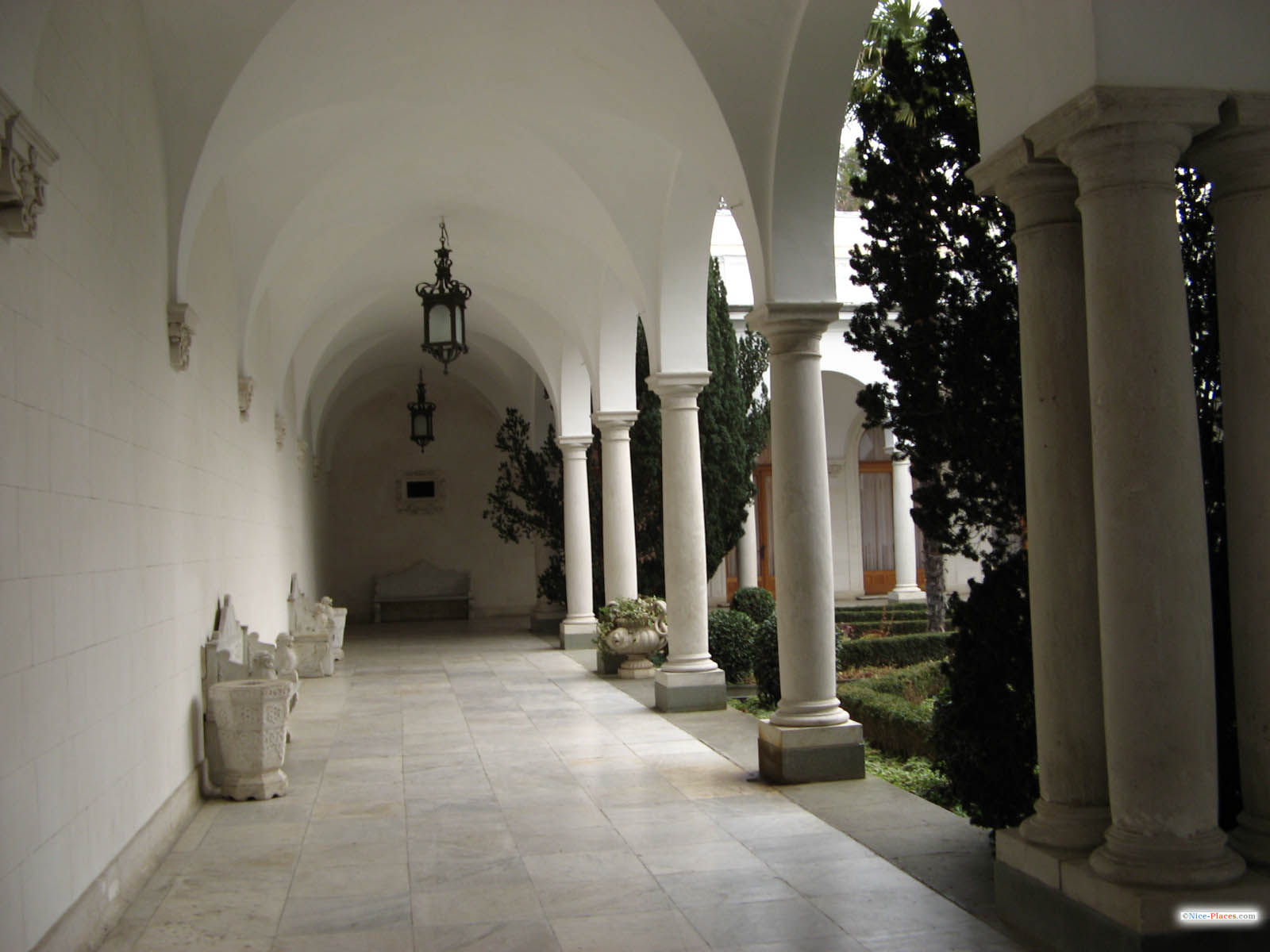 На территории Ливадийского Фото достопримечательностей Крыма и ЮБК: На территории Ливадийского