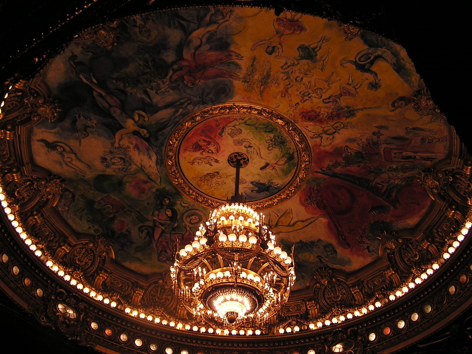 Внутри зала. Потолок и люстра Фото достопримечательностей Парижа: Внутри зала. Потолок и люстра