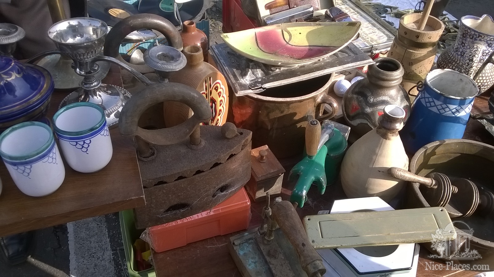 Блошиный рынок в Братиславе возле Словнафт арена Фото достопримечательностей других стран Европы: Блошиный рынок в Братиславе возле Словнафт арена