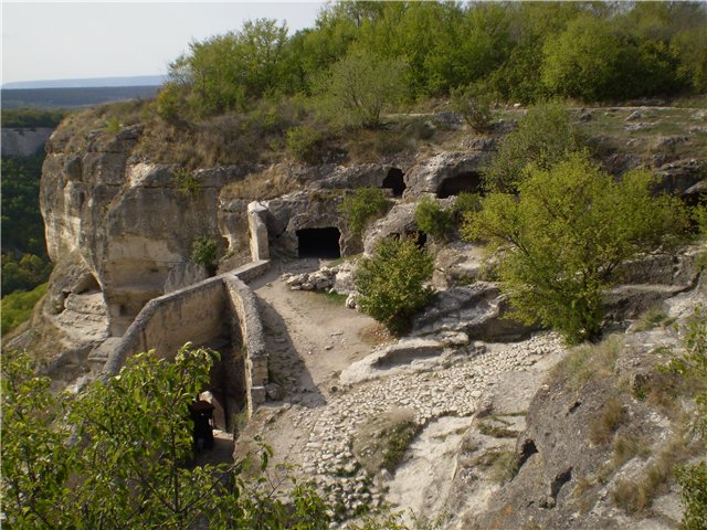 Комплекс оборонительных систем Чуфут-Кале Фото достопримечательностей Крыма и ЮБК: Комплекс оборонительных систем Чуфут-Кале