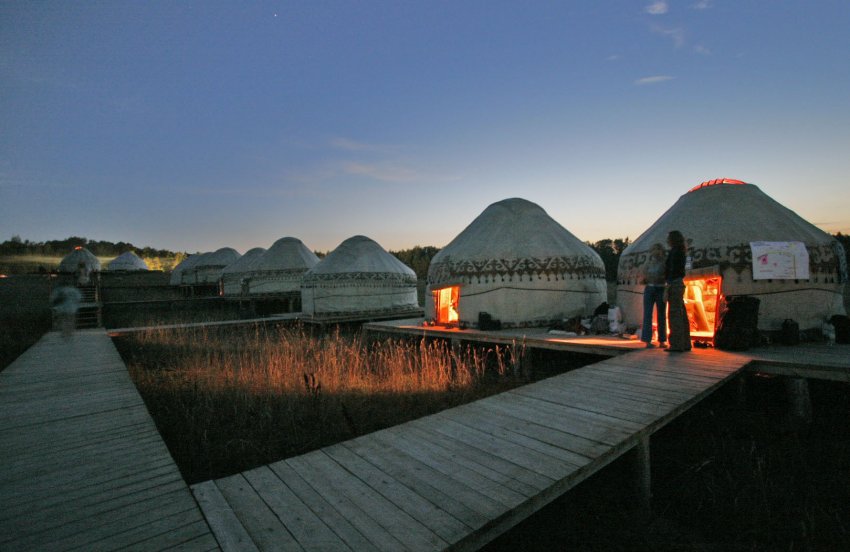 Этномир вечером Фото достопримечательностей Европейской части России: Этномир вечером