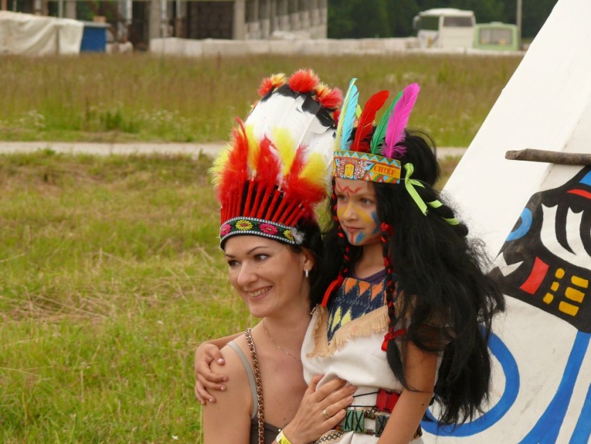 Посетительницы Этномира на праднике Фото достопримечательностей Европейской части России: Посетительницы Этномира на праднике