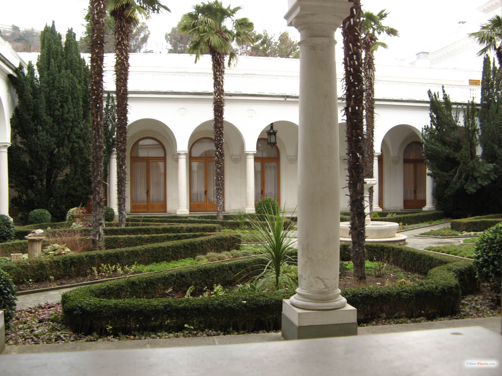 На территории Ливадийского Фото достопримечательностей Крыма и ЮБК: На территории Ливадийского