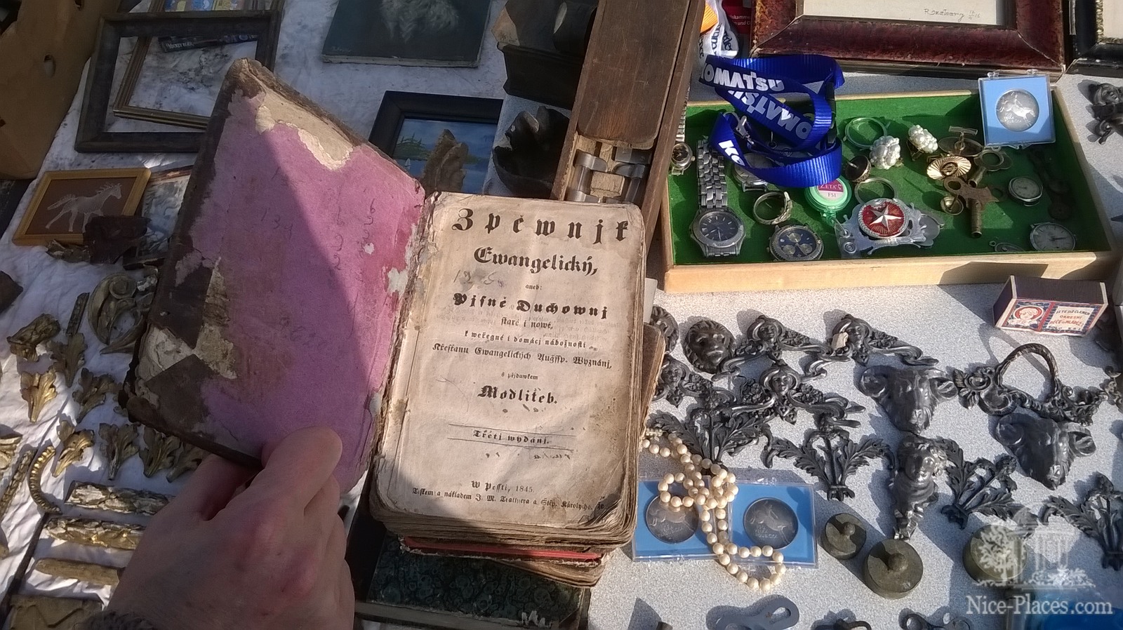 Блошиный рынок в Братиславе возле Словнафт арена. Библия 1845 года за 21 евро Фото достопримечательностей других стран Европы: Блошиный рынок в Братиславе возле Словнафт арена. Библия 1845 года за 21 евро