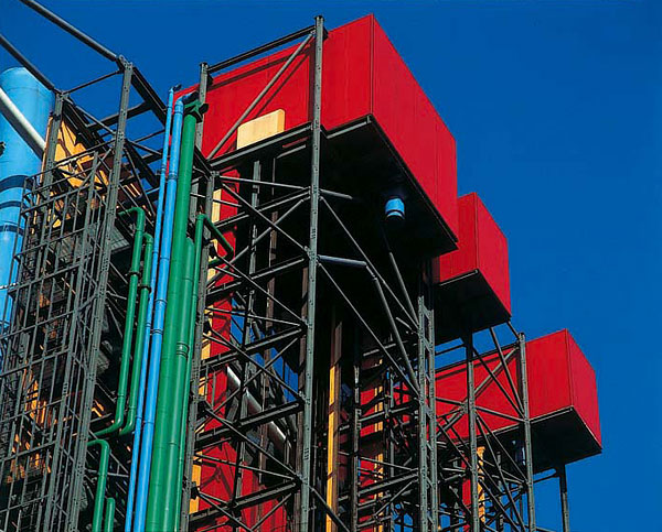 У центра Жоржа Помпиду все коммуникации вынесены за пределы здания Фото достопримечательностей Парижа: У центра Жоржа Помпиду все коммуникации вынесены за пределы здания