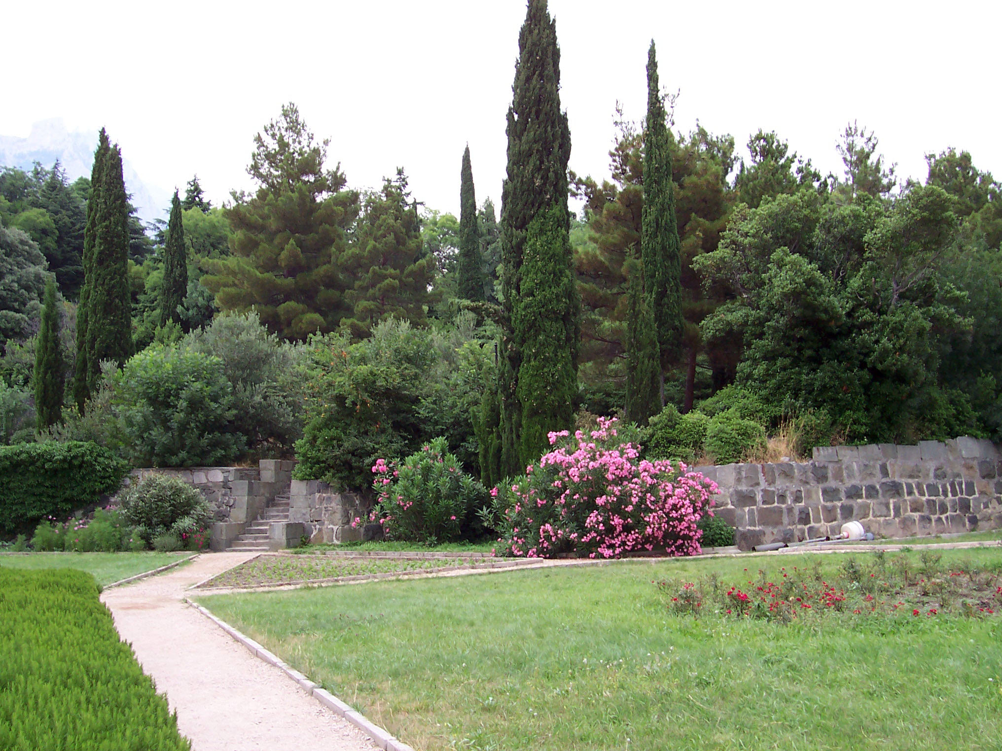 Нижний парк при Воронцовском дворце Фото достопримечательностей Крыма и ЮБК: Нижний парк при Воронцовском дворце