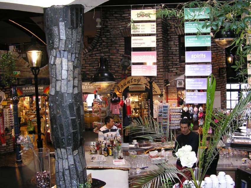 Кафе на первом этаже дома Хундертвассера в Вене Фото достопримечательностей Вены: Кафе на первом этаже дома Хундертвассера в Вене