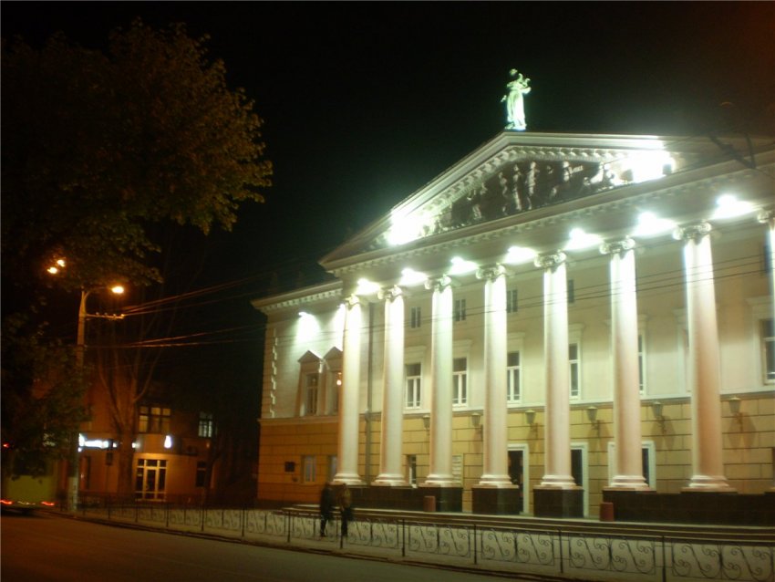 Винницкий музыкально-драматический театр им. Садовского. Фото достопримечательностей Других достопримечательностей Украины: Винницкий музыкально-драматический театр им. Садовского.