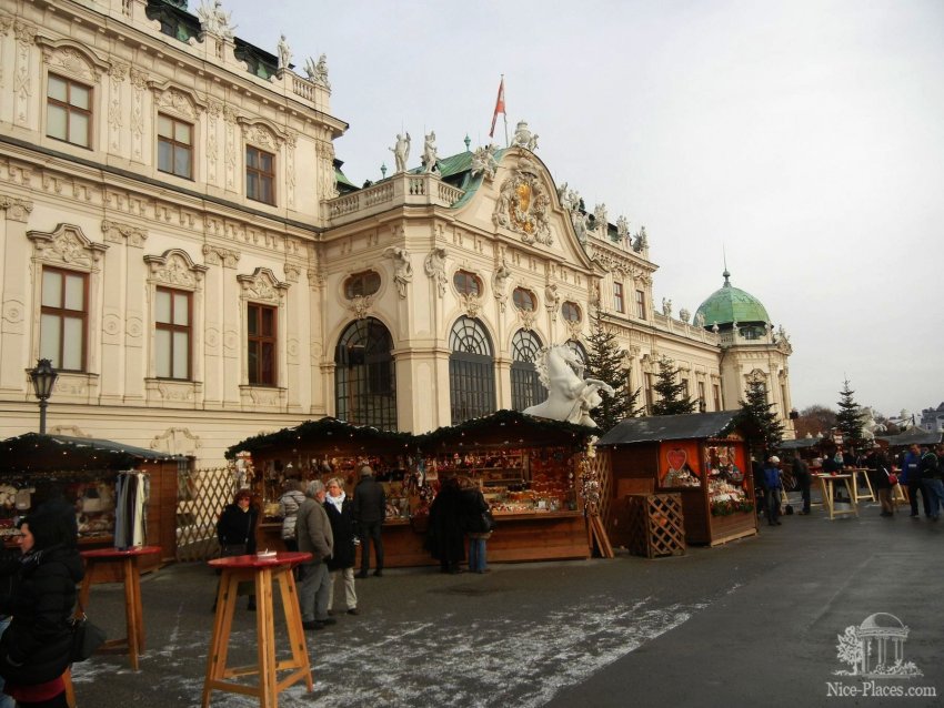 Рождественская ярмарка у Верхнего Бельведера Фото достопримечательностей Вены: Рождественская ярмарка у Верхнего Бельведера