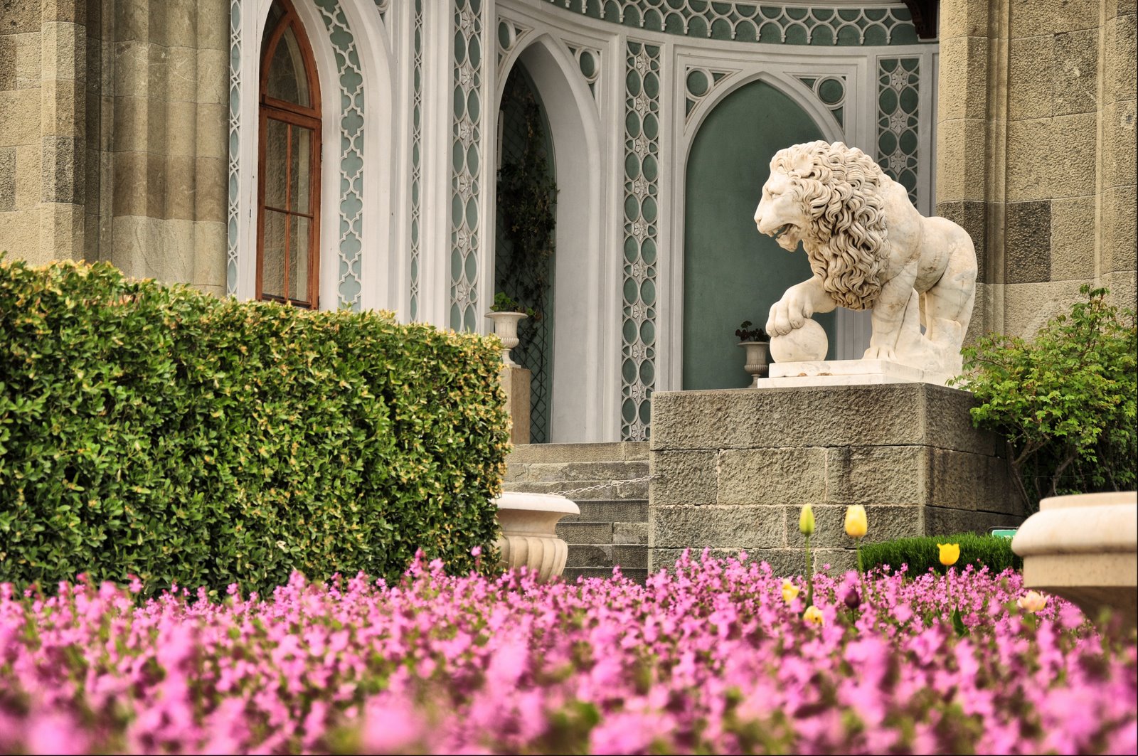 «Играющий лев» возле южного фасада Воронцовского дворца Фото достопримечательностей Крыма и ЮБК: «Играющий лев» возле южного фасада Воронцовского дворца