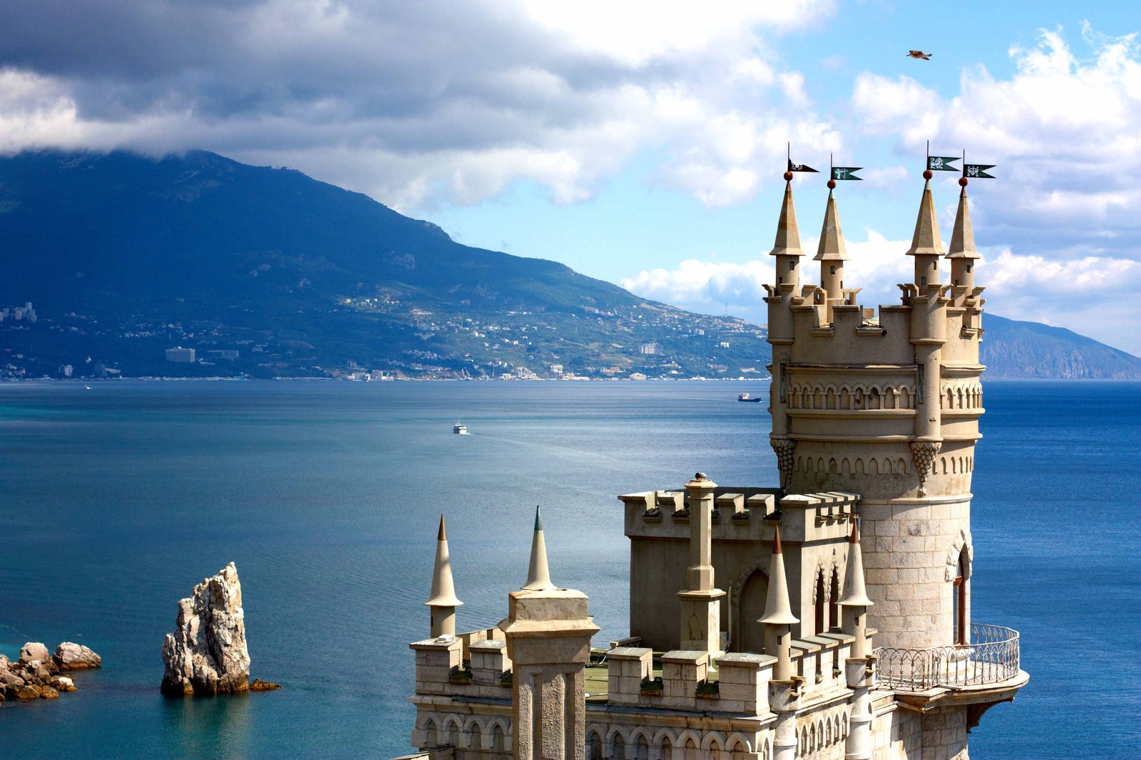 Башенки на замке Ласточкино Гнездо Фото достопримечательностей Крыма и ЮБК: Башенки на замке Ласточкино Гнездо